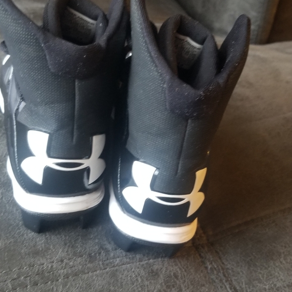 Underarmer Kleets size 3Y - Picture 2 of 5